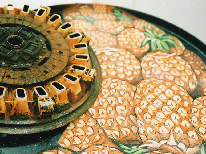 パイナップルが描かれたドラムカン