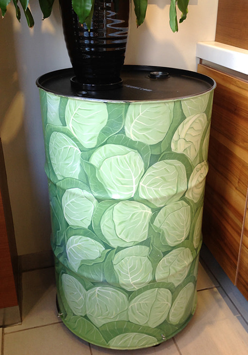 カフェにキャベツが描かれたドラムカン