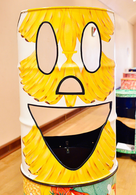 顔がくり抜かれたドラムカンに、バナナが描かれている