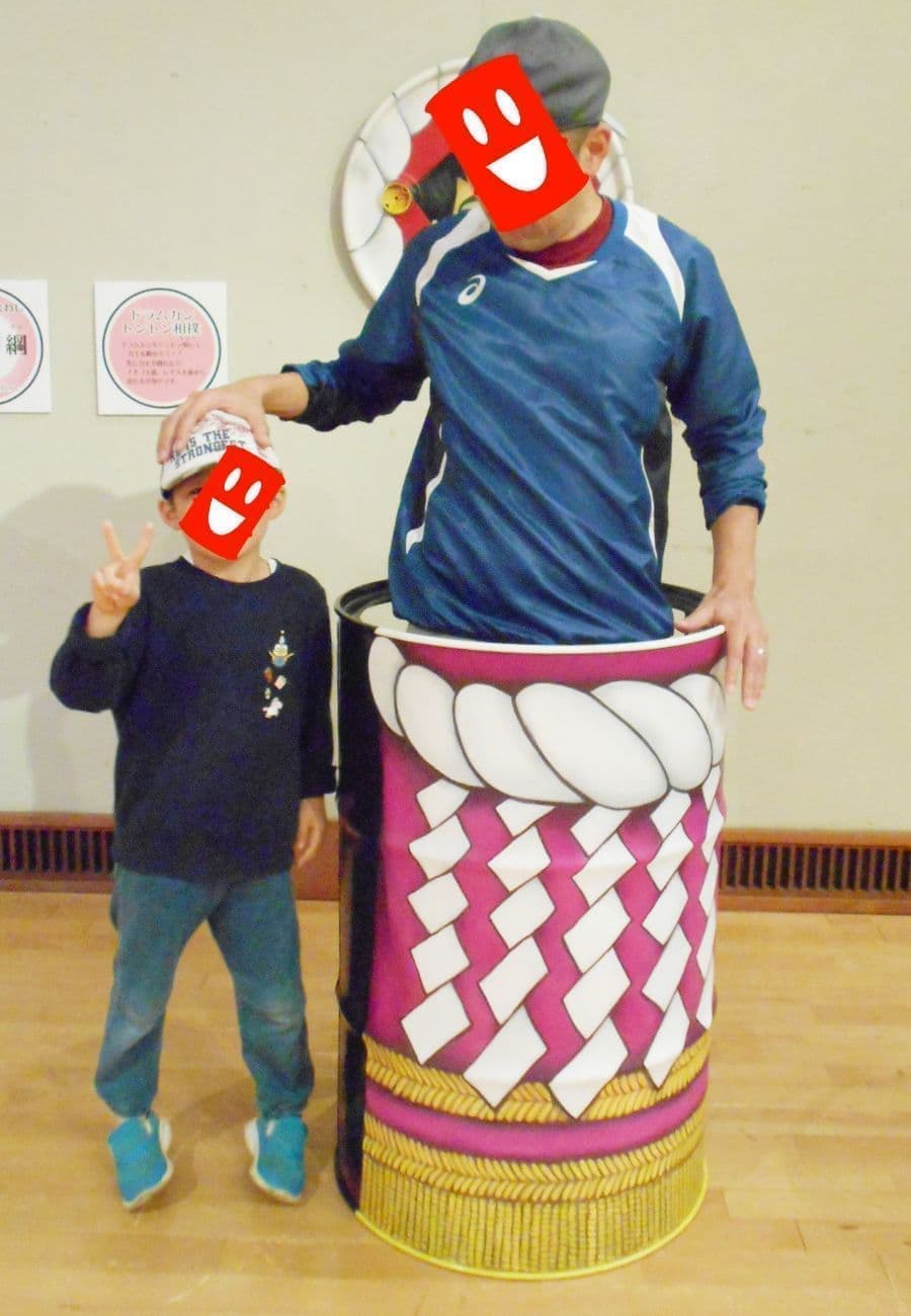 力士の回しが描かれたドラムカン