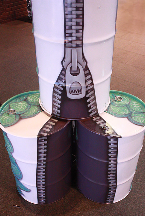 ファスナーの絵が描いてあるドラム缶