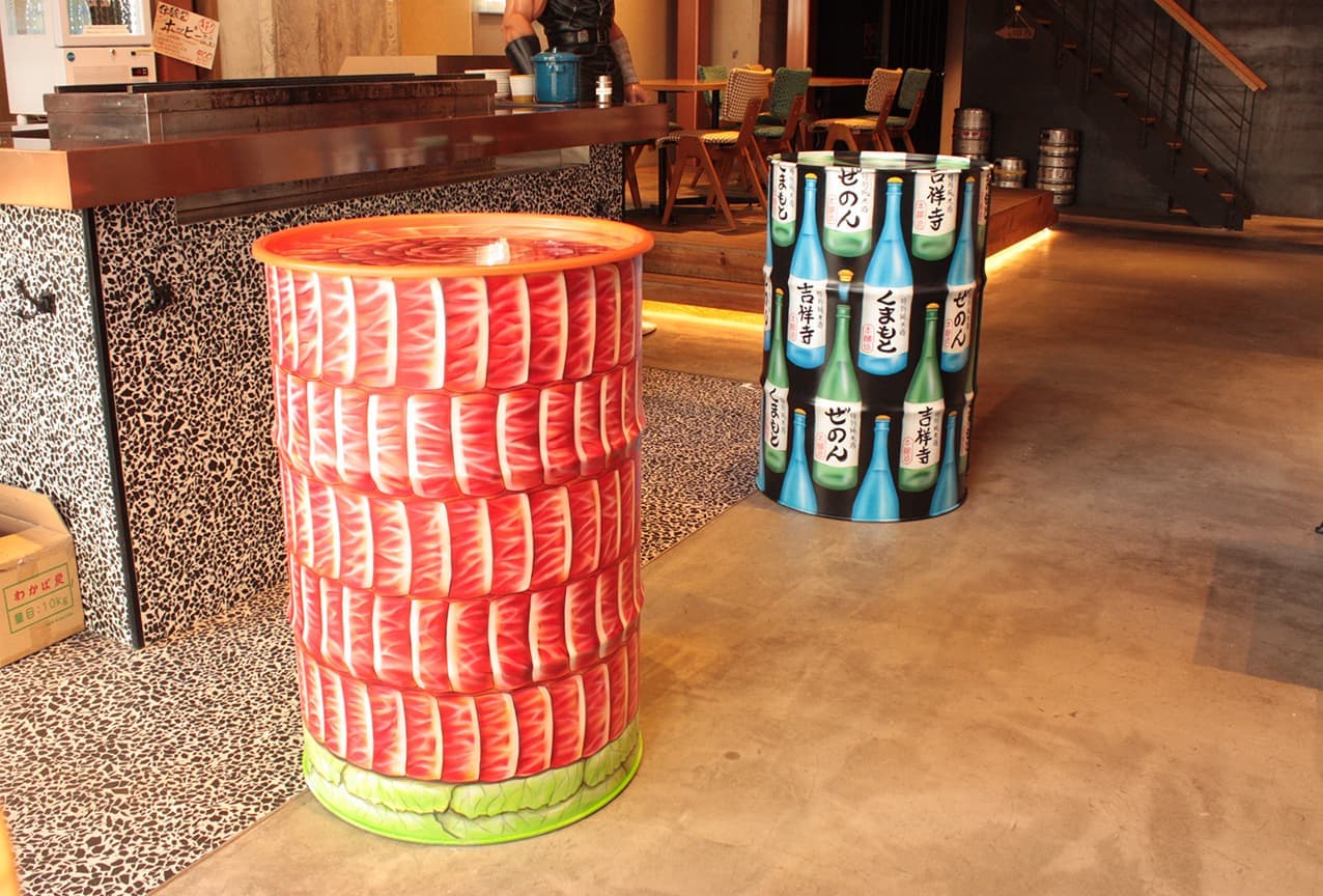 お肉がたくさん描かれたドラム缶