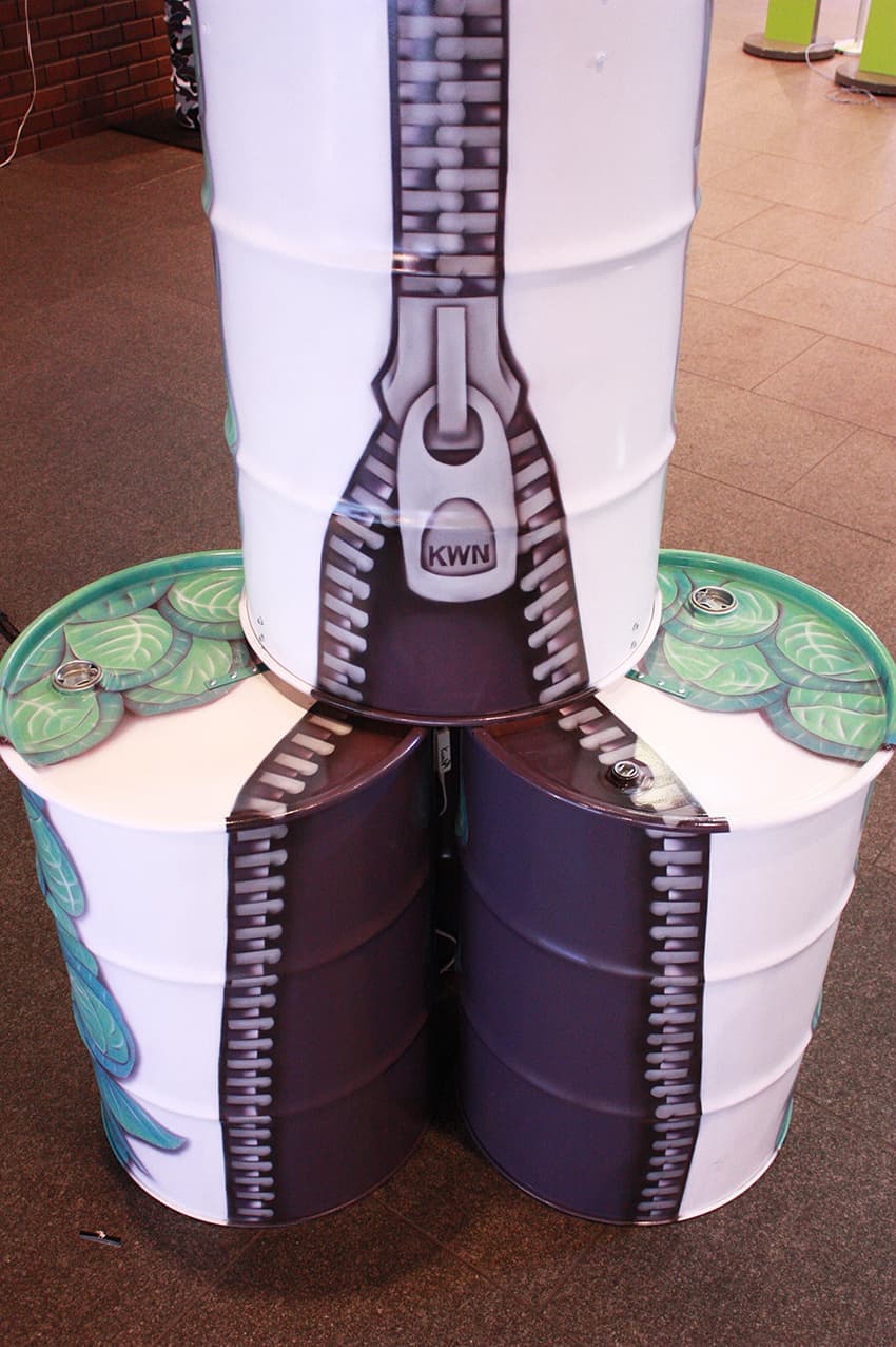 ファスナーの絵が描かれているドラム缶