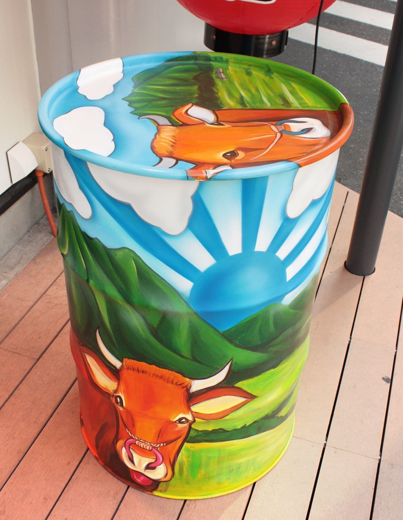 酒場の入り口、うしが描かれたドラムカン
