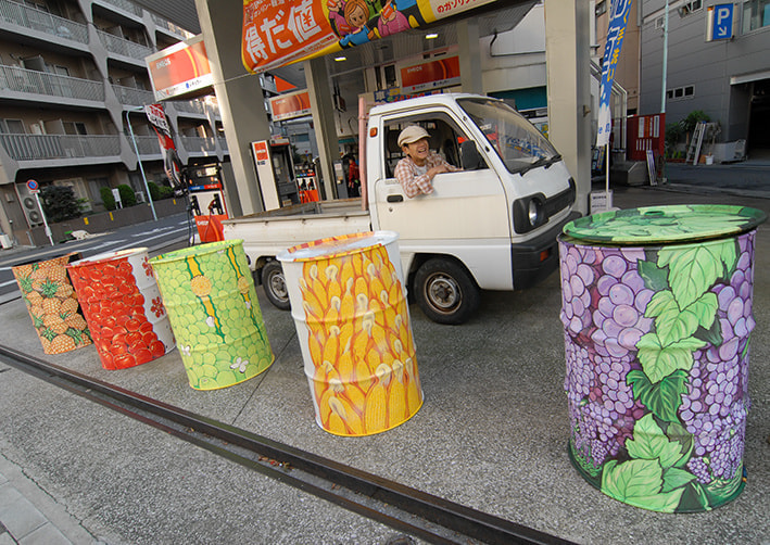 フルーツが描かれたドラムカン