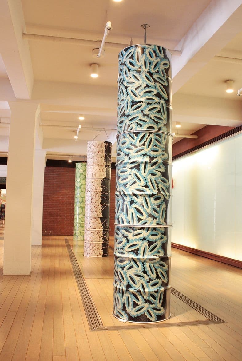 歯車の描かれたドラムカンが積み重なっている