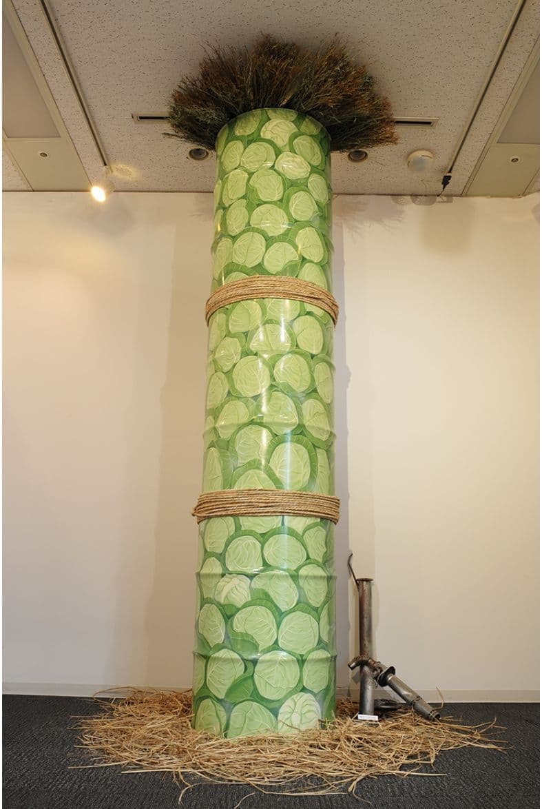 キャベツが描かれたドラムカンが積み重なっている