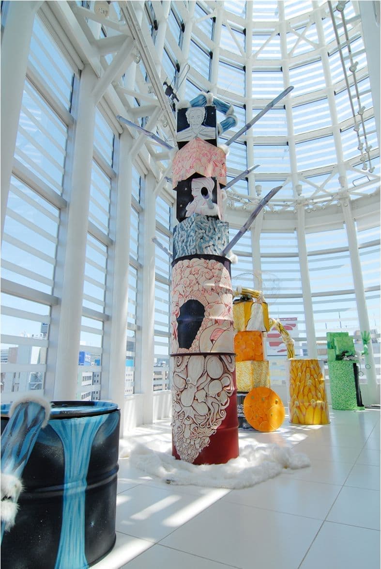 銀座のビルでドラムカンアート作品