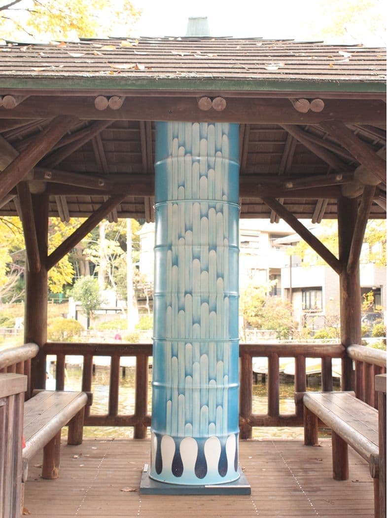 あずまやにはめ込んだ野外ドラムカンアート作品