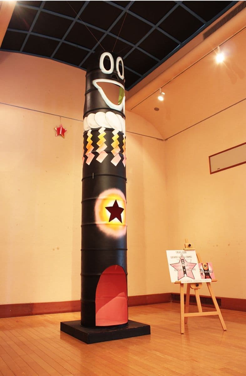 ドラムカンを縦に４つ重ねたアート作品