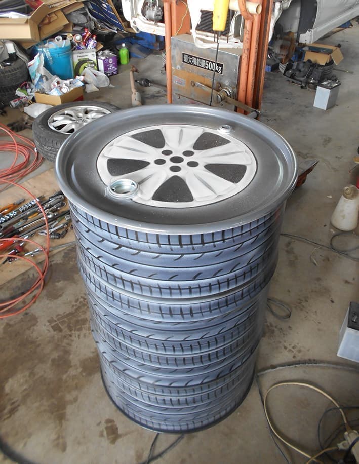 整備工場にタイヤが描かれたドラムカン