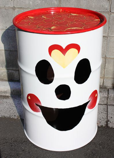 アップルがいっぱい描かれたドラムカン