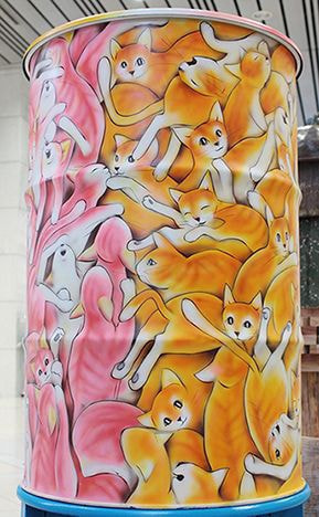 ピンク色のネコが描かれたドラムカン